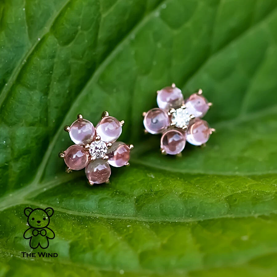 Aretes de diamantes de zafiro rosa con flor de ciruela Sakura de oro rosa de 18 k Foto 4 de 4