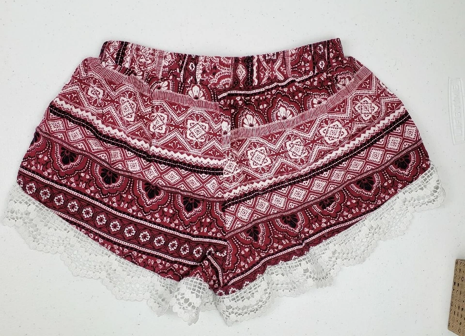 Pantalones Cortos Charlotte Russe Acento de Encaje Fluido Pull On Rojo Para Mujer Talla XS Foto 2 de 4