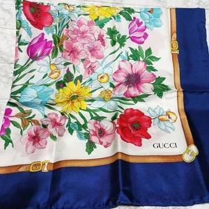 Foulard GUCCI en soie fleurie marine occasion avec étiquette unisexe