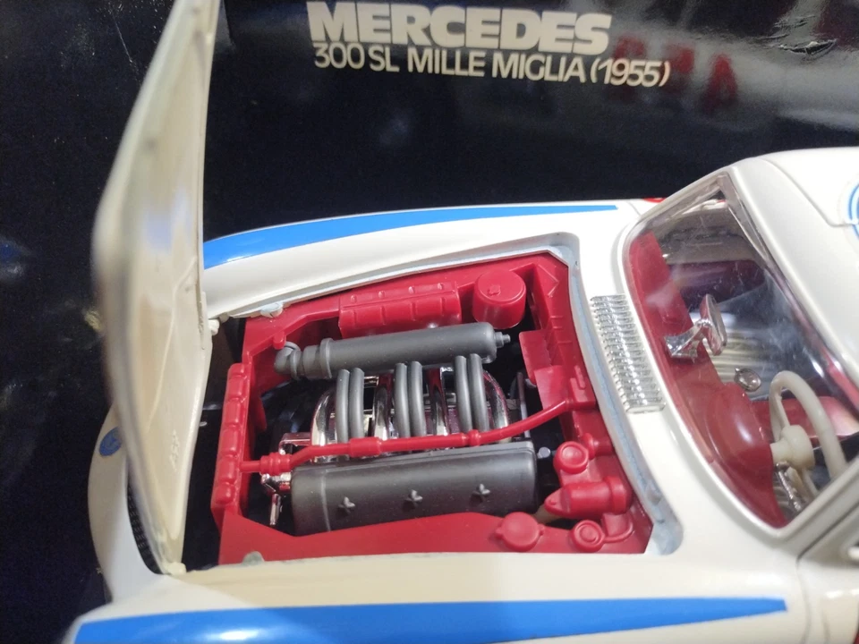 Kit Bburago Mercedes-Benz 300SL Mille Miglia 1955 escala 1:18 #3015 blanco Foto 3 de 4