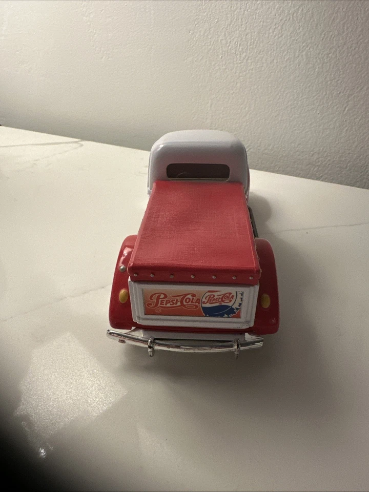 Camioneta pickup Ford Pepsi Cola 1940 dorada escala 1/24 capó abierto vintage. Foto 4 de 4