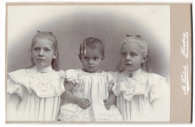 Fotografie M. Frölich, Flensburg, Norderhofenden 9, Drei Mädchen in weißen Klei 