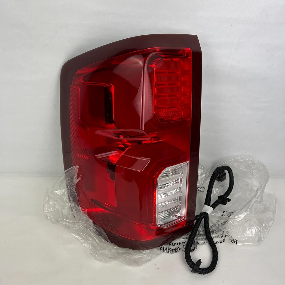 Luz trasera LED para conductor izquierdo TYC CAPA para Chevrolet Silverado 2016 2017 2018 Foto 2 de 4