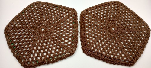 De colección. Par de almohadillas calientes de ganchillo hechas a mano soportes para ollas remaches variados verdes y marrones - Imagen 4 de 4