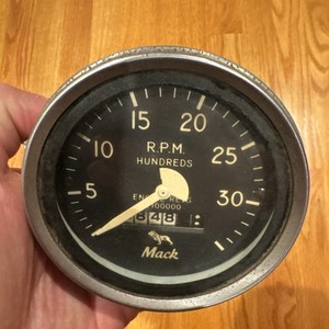 VINTAGE MACK TACHOMETER R.P.M. Hundreds Engine Revs 551DDL6.