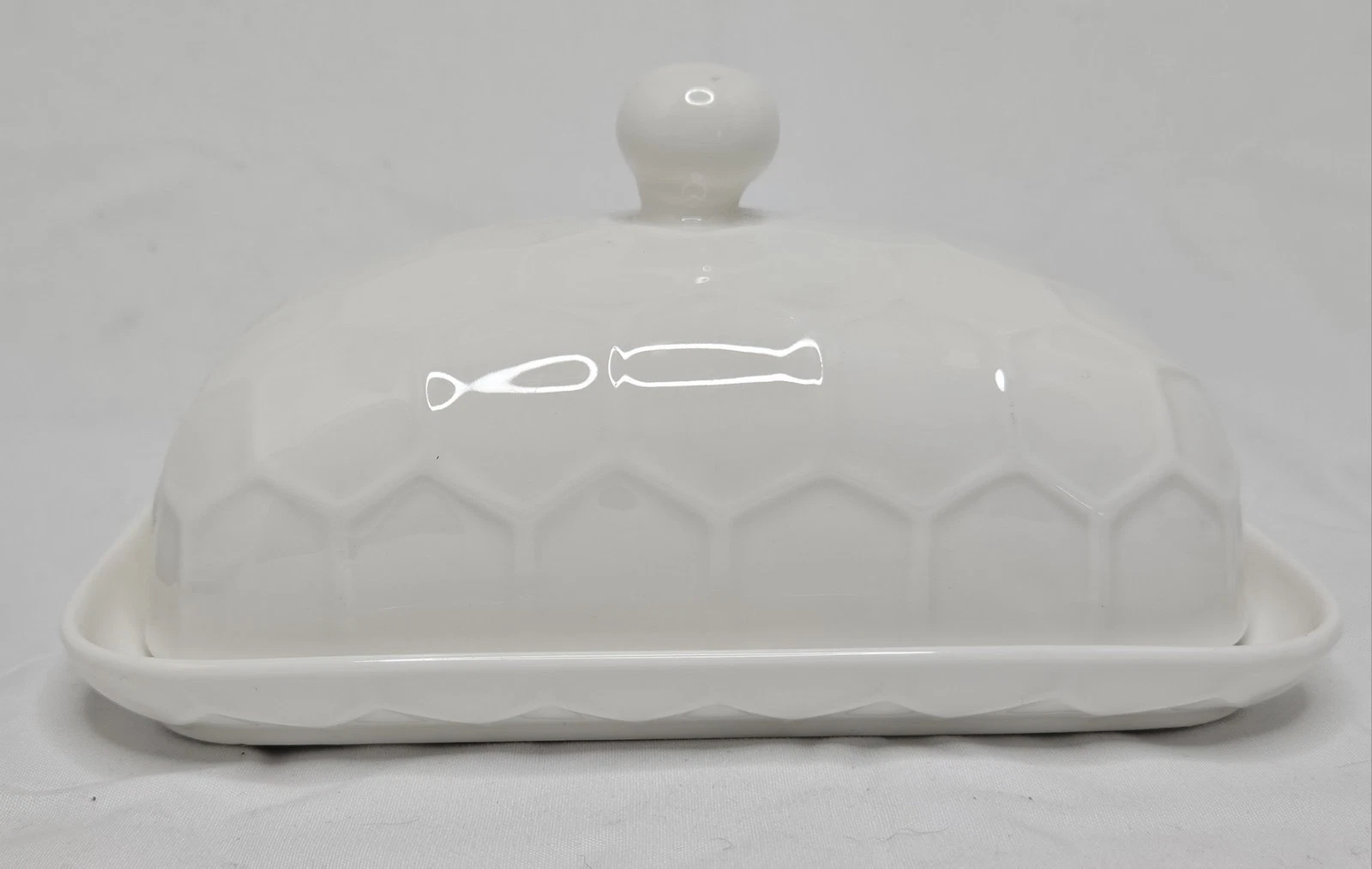 White Ciroa Durable Porcelain Honeycomb Pattern Butter Dish With Lid