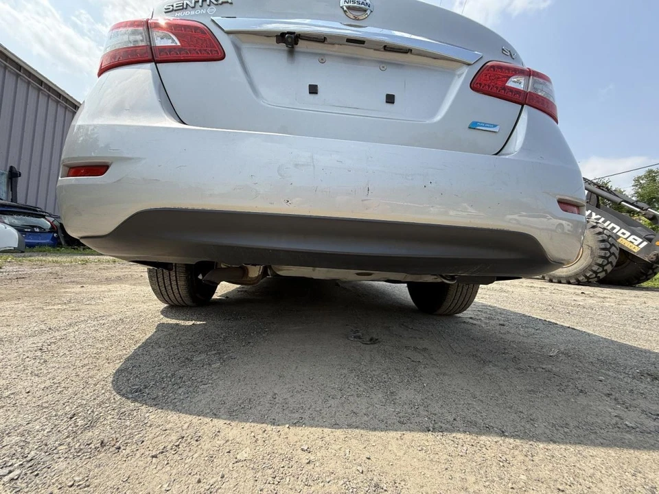 Cubierta de parachoques trasero Nissan Sentra 2013-2015 indicadores de estacionamiento plateados Foto 4 de 4