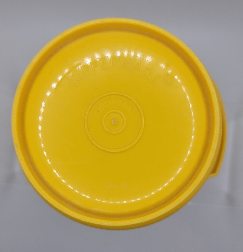 Vintage Tupperware Set of 2 Containers 886-1/23 and 2 Lids