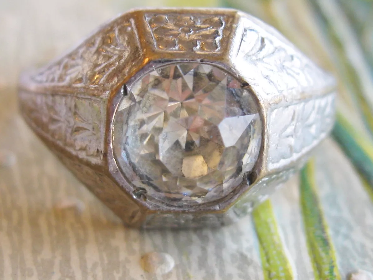 HIGH ART DECO MANS COSTUME JEWELRY RING WITH CLEAR PASTE STONE