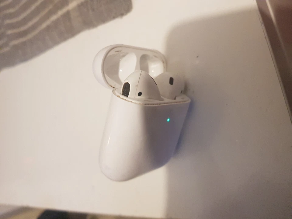 Apple AirPods (1st generation), photo 2 of 4