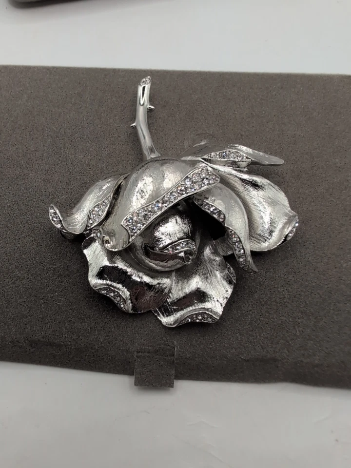 RARO BROCHE DE PEDRERÍA ROSA TONO PLATA NOLAN MILLER colección glamour en caja Foto 4 de 4