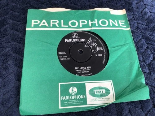 The Beatles - She Loves You 7 inch vinyl single