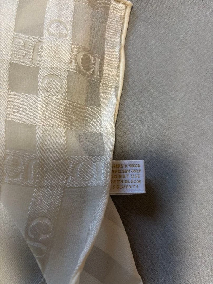 Bufanda de Seda Gucci Rayas Blancas 80x80cm Usada con Manchas Ligeras de Japón Foto 4 de 4
