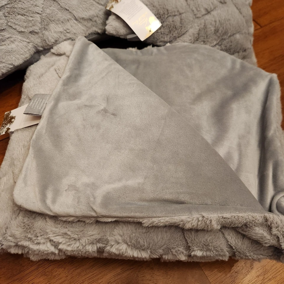 NUEVO EN CAJA Manta Aviva Stanoff 2 Almohadas Piel Esculturada Lujo Terciopelo LT Gris Foto 3 de 4