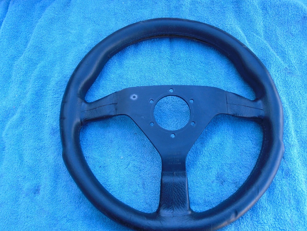 Steering wheel Model No. TYP V35 KBA 70068 MOMO MOMO Steering wheel Model No. TYP V35 KBA 70068 MOMO MOMO