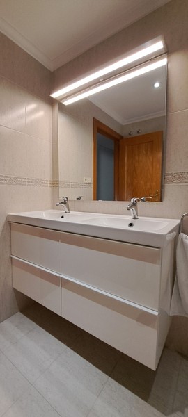 Conjunto mueble baño con lavabo de 2 senos Espejo, Grifería e iluminación.