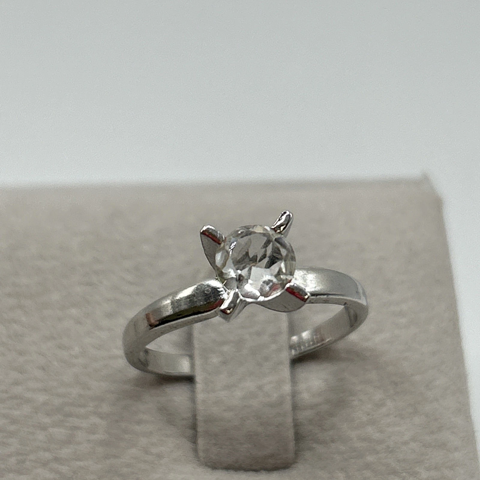 Bague vintage fantaisie  Argenté Avec une Pierre Blanc . Taille 56