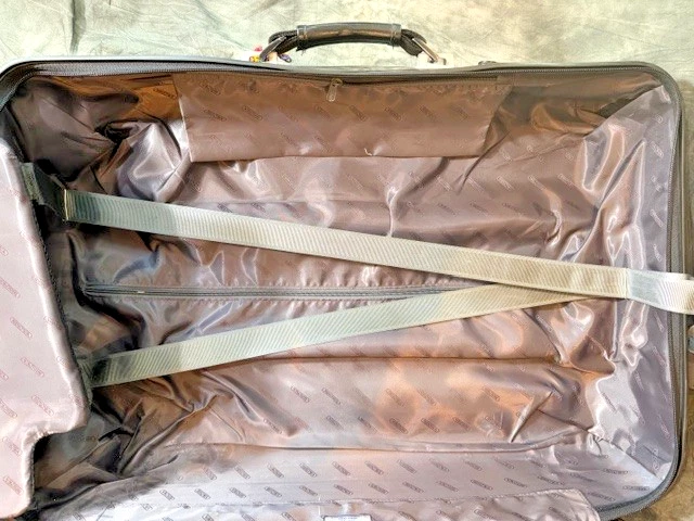 Rimowa Salsa DLX 29" Multiwheel Ultralight Spinner - CRACK IN SHELL - Image 4 of 4
