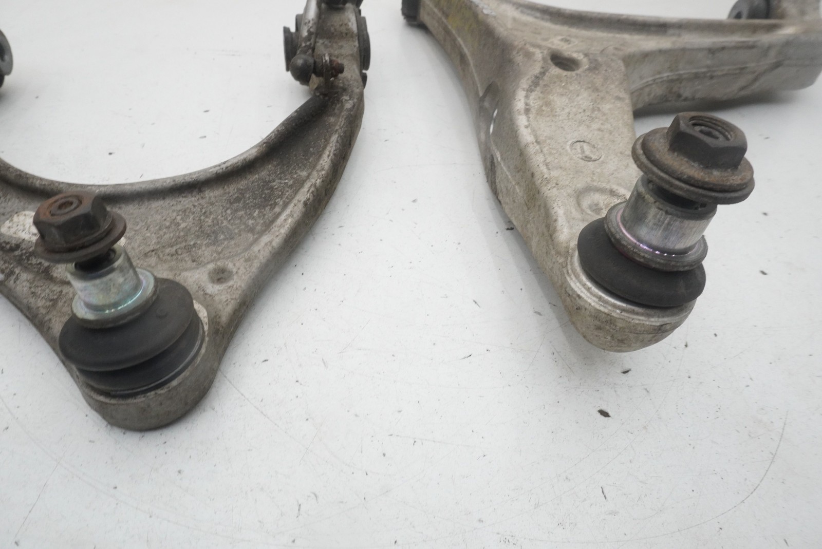 Maserati Levante 2019 Front Left Upper Control arms Set P/N 670106362