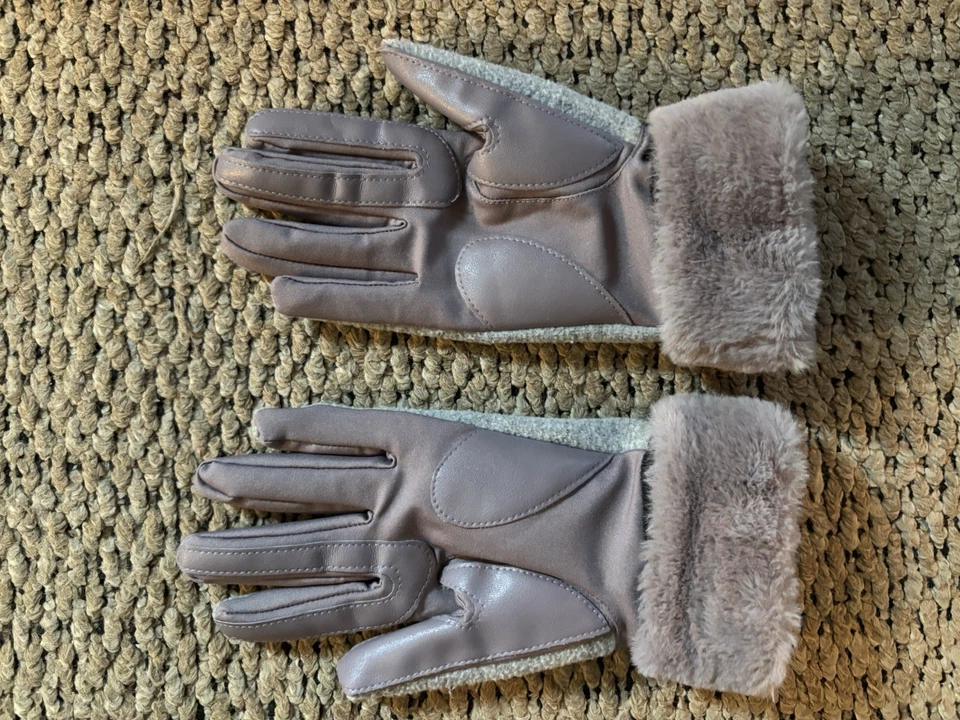 Фиолетовые и серые перчатки Isotoner с отделкой из искусственного меха - Изображение 2 из 3