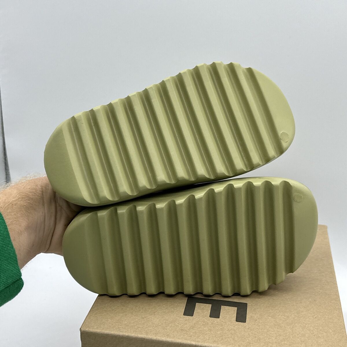 DS Kids Size 1Y - Yeezy Slide Kids Fx0495 Green Brand New DS Kids Size 1Y - Yeezy Slide Kids Fx0495 Green Brand New
