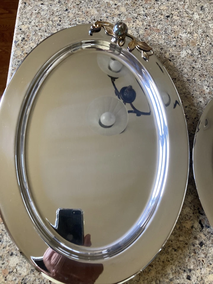 Bandeja redonda Oneida 18/8 acero inoxidable 13" tono dorado hojas y bayas  Foto 4 de 4