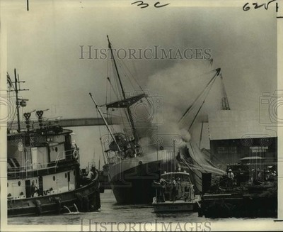 1971 Press Photo The S.S. Puerto Del Sol ship burns in the Industrial Canal