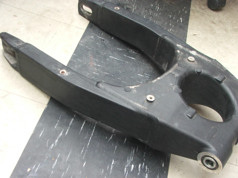 Brazo basculante suspensión trasera Triumph speed four TT600 Foto 3 de 4