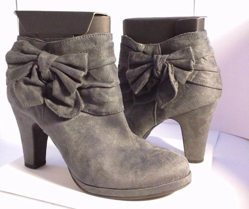 Rampage™ Gray Suede Ankle Boot Bow Zipper Inside Padding Round Toe High Heel 7.5 - Image 3 of 4