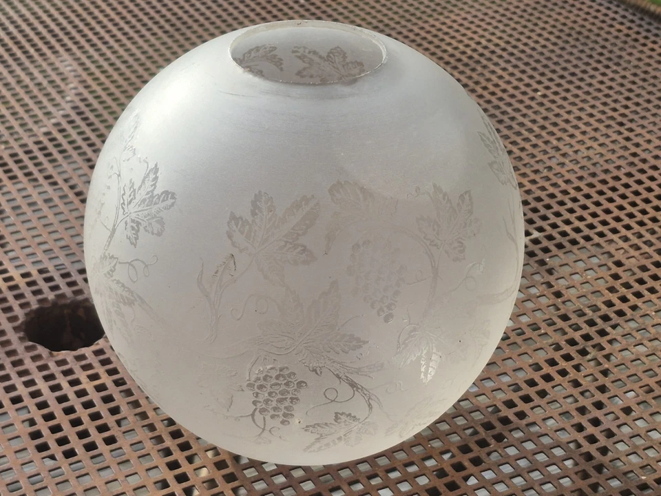 Globe de lampe a petrole decor grapes de raisins tulipe verre depoli - Photo 3/4