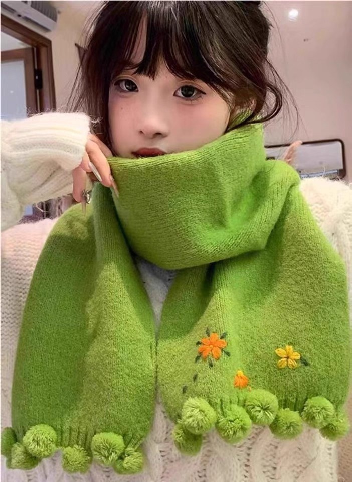 Animation Merchandise Winter warm bestickt kleine Blume grün Strickschal