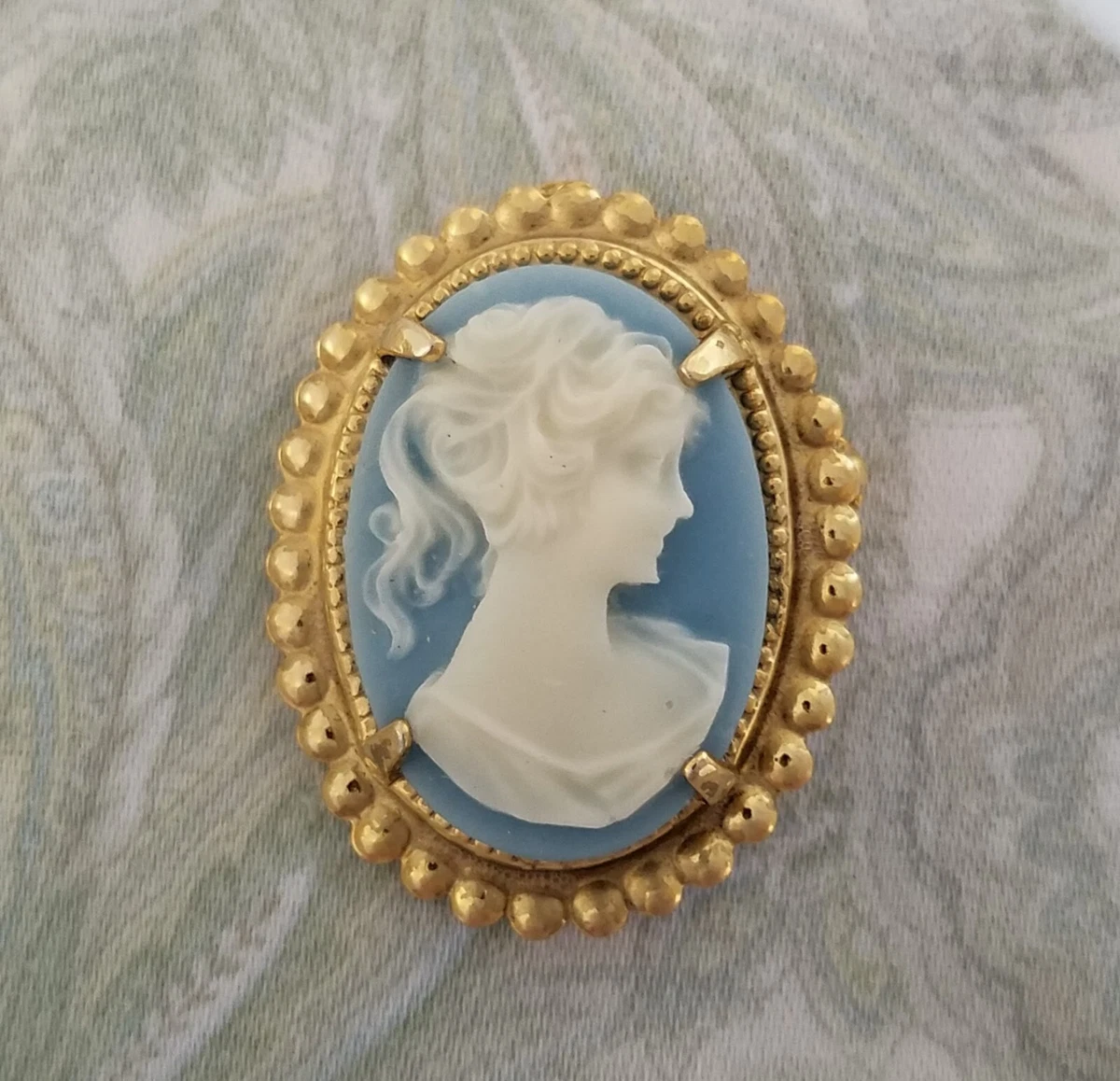 Vintage blue clearance cameo brooch
