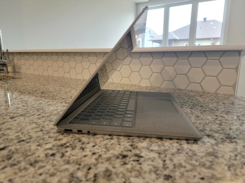 Microsoft Surface Laptop 2 -Touchscreen - Intel i5 8th Gen, 8gb ram, 256Gb SSD - Image 3 of 4