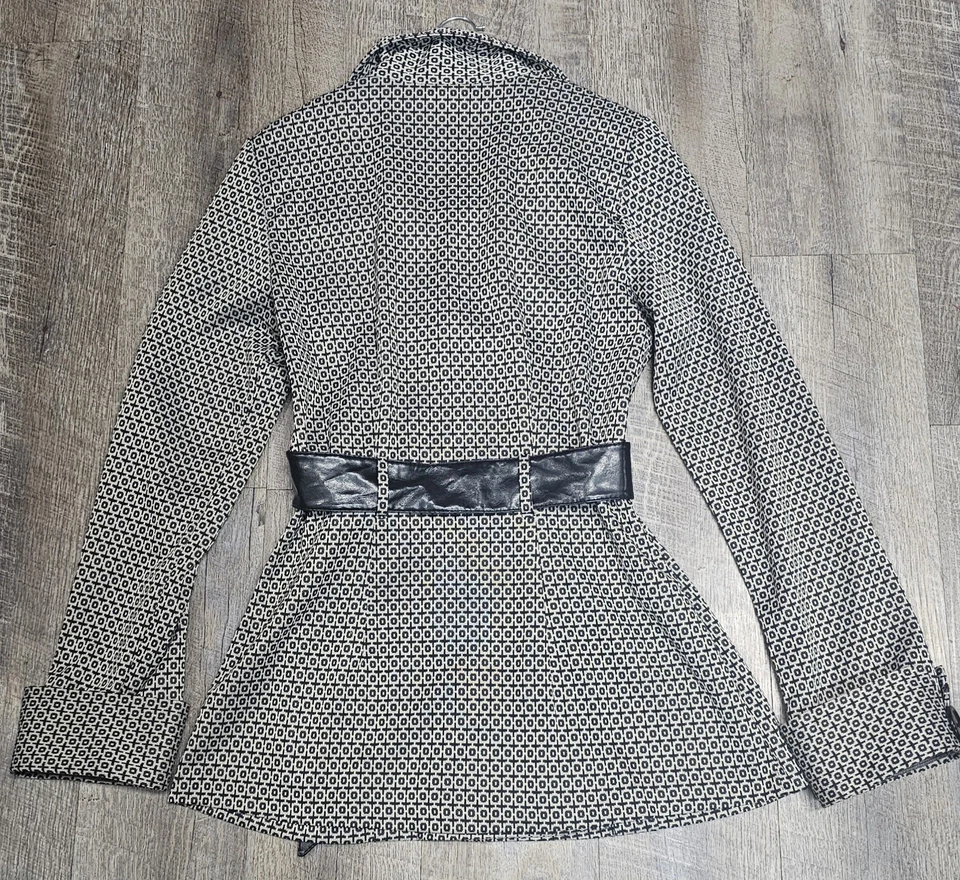 Chaqueta con cinturón de longitud media Wraper para mujer talla grande Foto 2 de 4