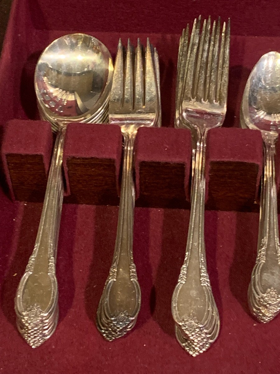 Rogers Bros 1847 Remembrance 59 Piece Silver Plate Silverware Set