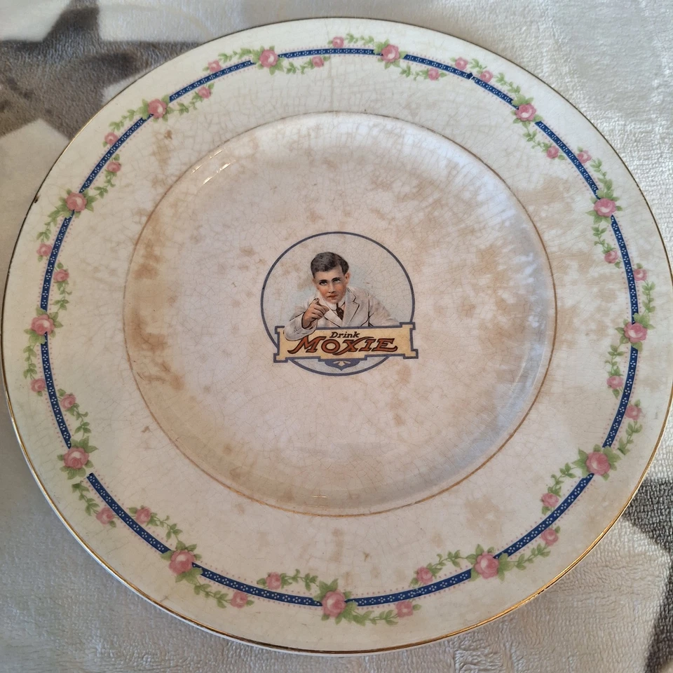 Juego De Colección De 2 Platos Publicitarios Moxie 9.5 y 8.5 Pulgadas Con El Hombre Moxie Foto 3 de 4