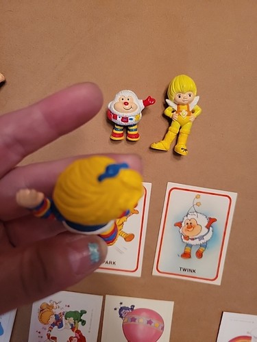 1983 Vintage Rainbow Brite PVC 2” Figurine Set di 4,Carte N Adesivi,Sprites1210 - Foto 9 di 22