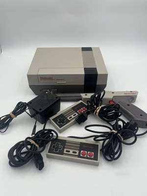 Nintendo Entertainment System NES Console w/ 2 Controllers & Zapper - Tested