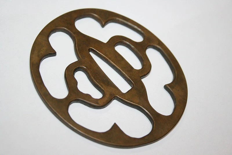Tsuba Espada Japonesa Guardia Flor Grabada Bronce Calado Antiguo de Japón Foto 3 de 3