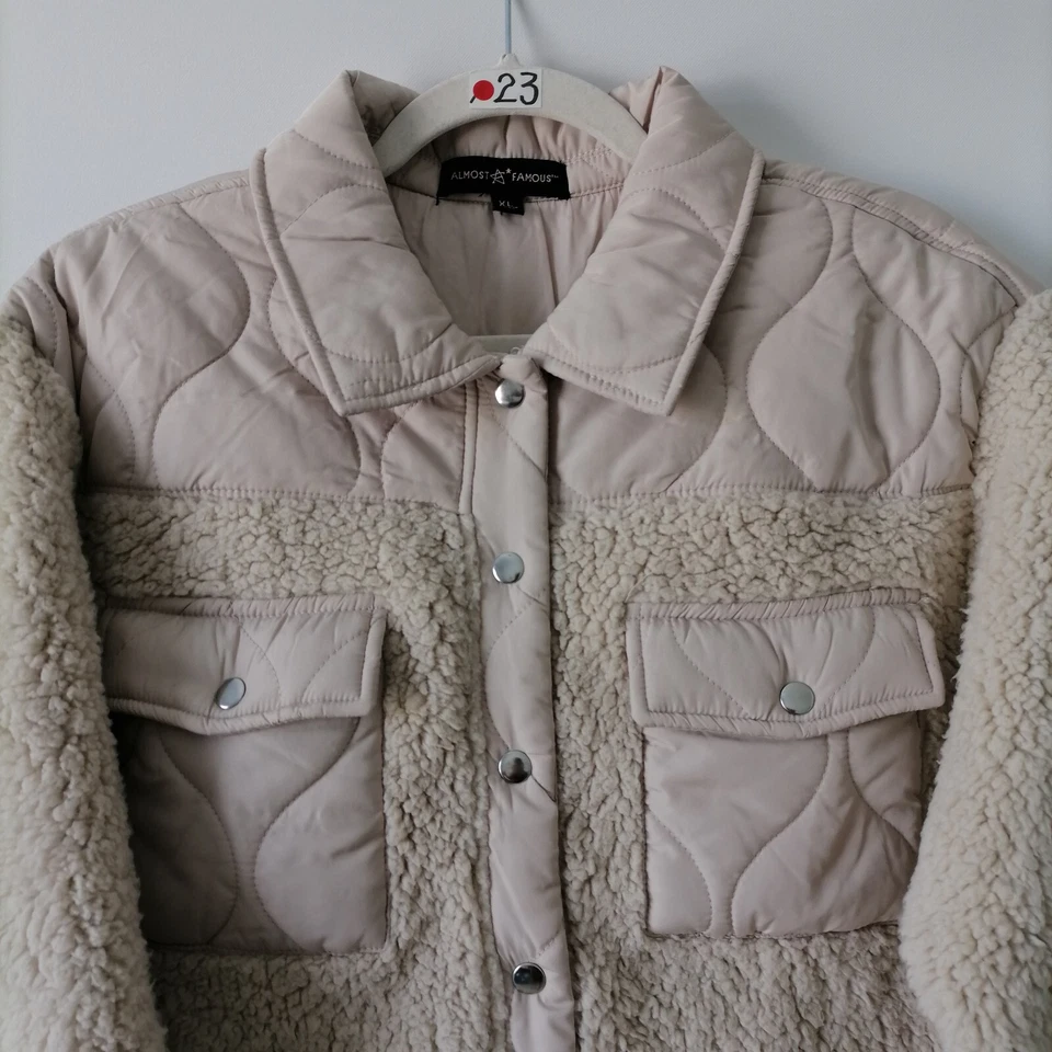 Chaqueta corta Sherpa con cuello caído beige al hombro talla XL casi famosa para mujer Foto 2 de 4