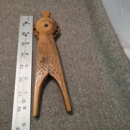 Cascanueces de madera ornamentada tallada a mano vintage hecho en Suecia - Imagen 1 de 6