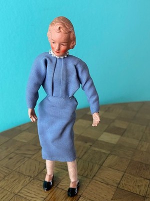 Frau  Caco 50er Biegepuppe  Puppenhaus Puppenstube 1:12  dollhouse flexible doll