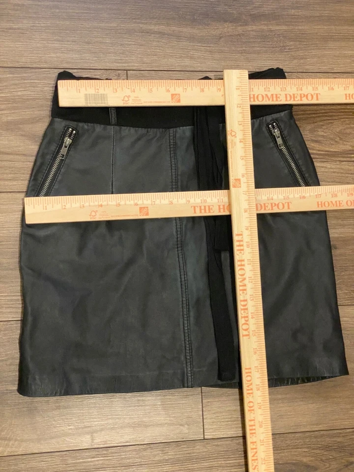 Minifalda de cuero vintage Y2K negra remache negra para mujer talla 8 motociclista gótica Foto 3 de 4