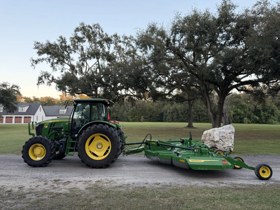 2025 JOHN DEERE 6135E TRACTOR - LOADED - 24 SPEED - UNDER WARRANTY -ONLY 54 HRS! - Image 2 of 4