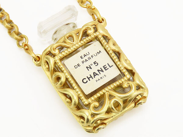 香水(女性用) CHANEL Vintage Perfume Pendant Necklace Chanel Vintage Cross Motif Perfume Bottle Necklace Perfume Bottle