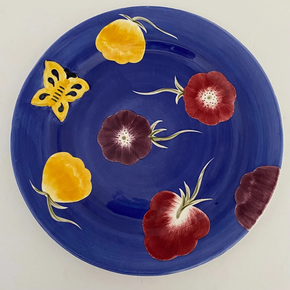 2 PLATOS DE CENA, LAURIE GATES, flores, mariposa REPUJADA, azul amarillo Foto 3 de 4
