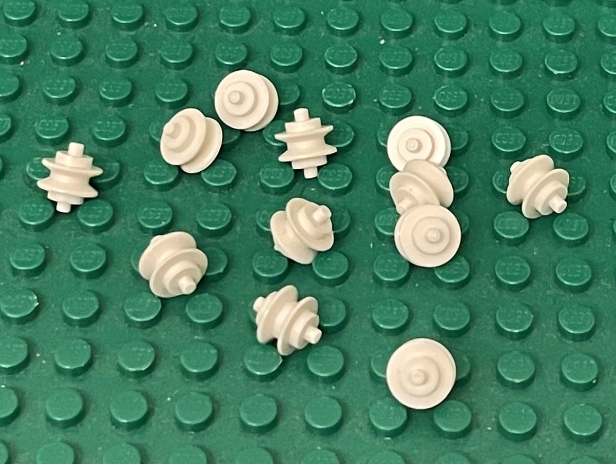Lego 12 White Wheel Centre with Stub Axles (#3464 Wheelbarrow Pulley Parts)