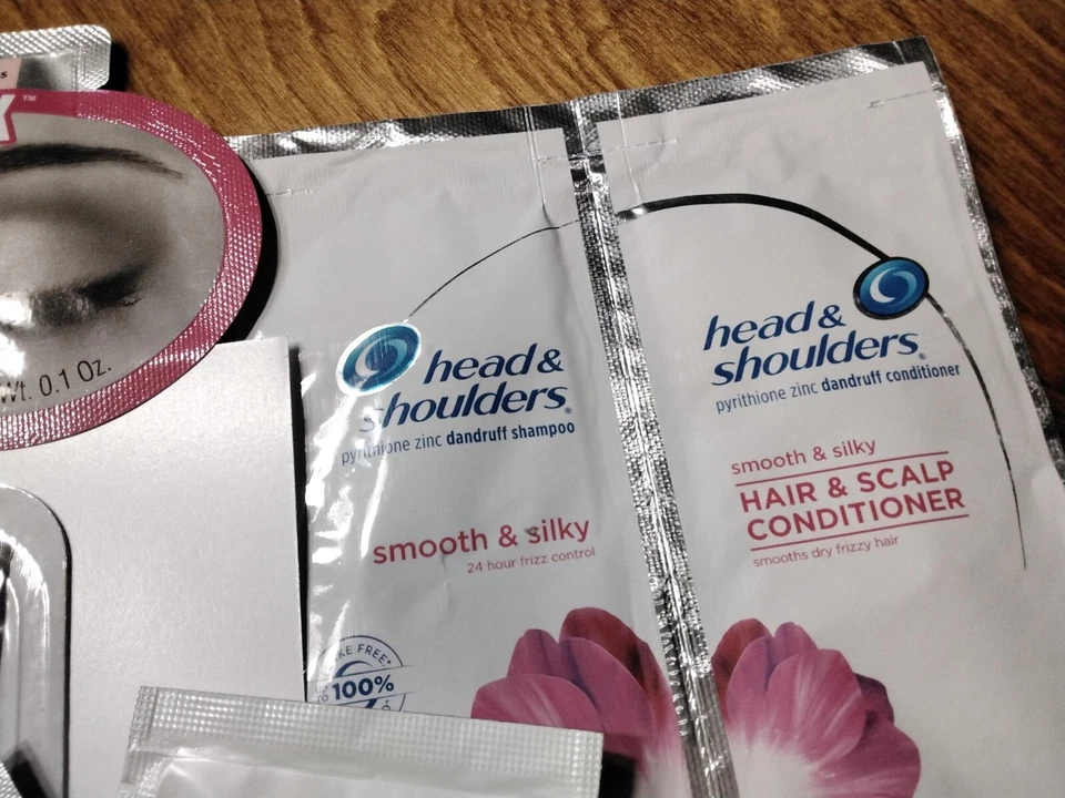 Máscara de ojos Jabón y Gloria ataque de ojos hinchados 1 par de parches para ojos y muestras lociones Foto 3 de 4