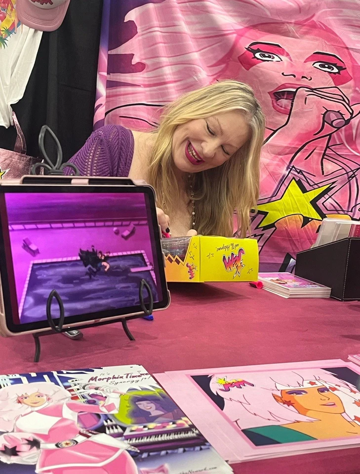 2025 Jem and the Holograms 12" Muñeca de Moda Clásica 40 Aniversario EN MANO NUEVA Foto 3 de 4