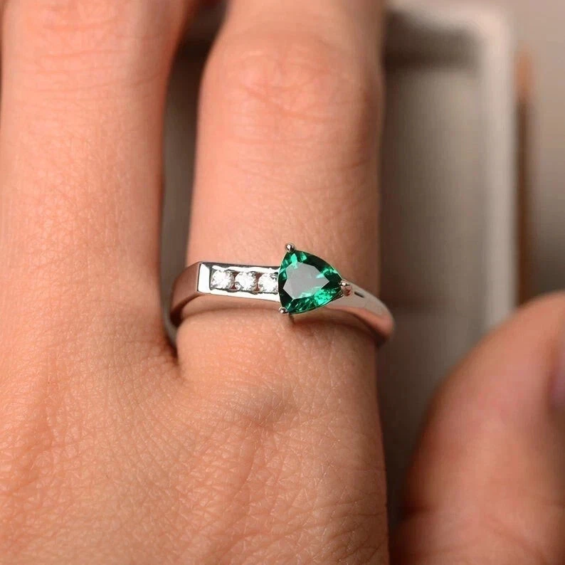 Alianza de boda para mujer talla billón de 2 quilates esmeralda simulada enchapada en oro blanco de 14 k Foto 4 de 4